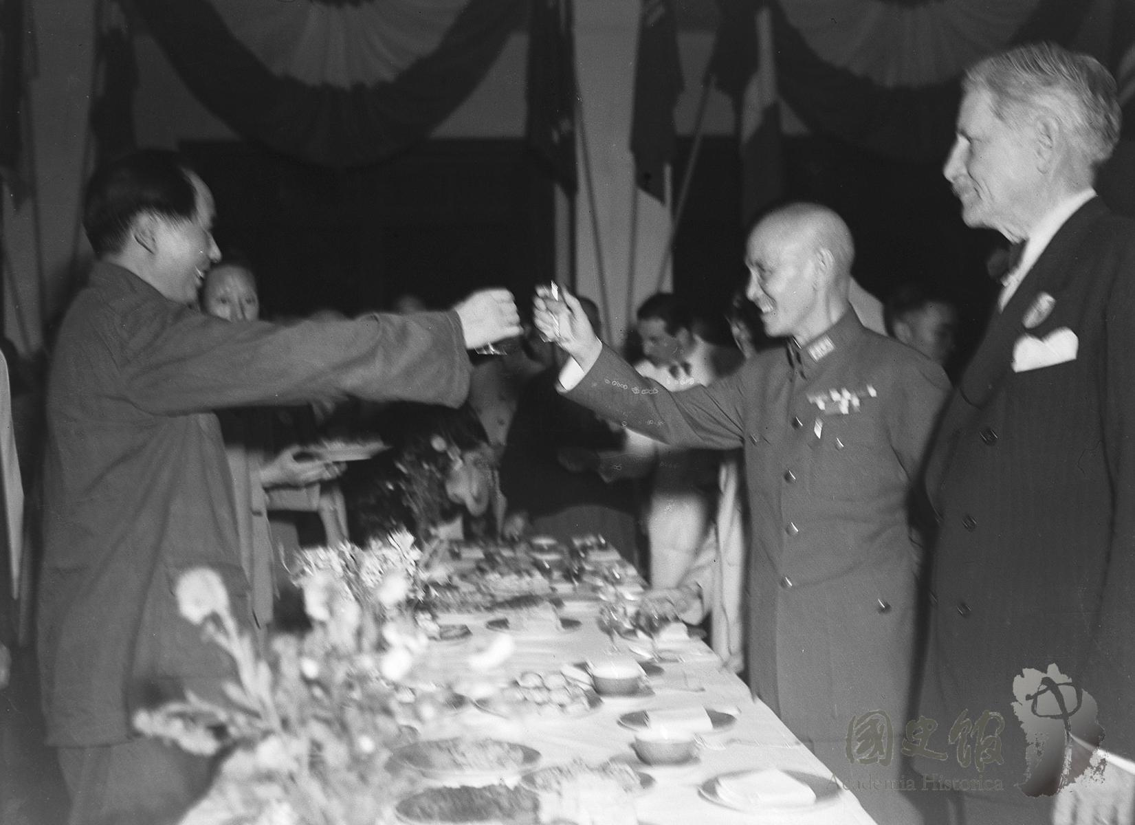 Chiang Kai-shek toasts Mao Zedong